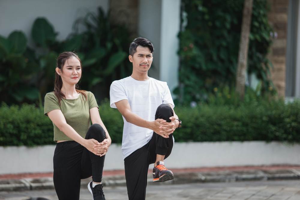 A couple is doing strength training